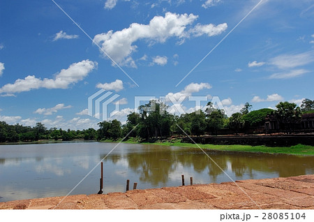 青空に聳え立つ古代遺跡群アンコール・ワット＠カンボジア 28085104