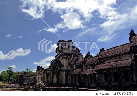 青空に聳え立つ古代遺跡群アンコール・ワット＠カンボジア 28085106