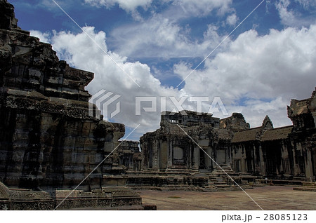 青空に聳え立つ古代遺跡群アンコール・ワット＠カンボジア 28085123