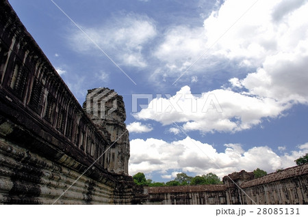 青空に聳え立つ古代遺跡群アンコール・ワット＠カンボジア 28085131
