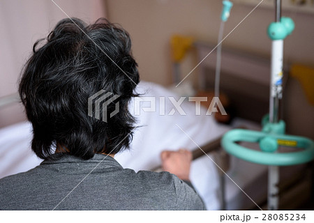 入院した夫を見守る妻　入院 28085234