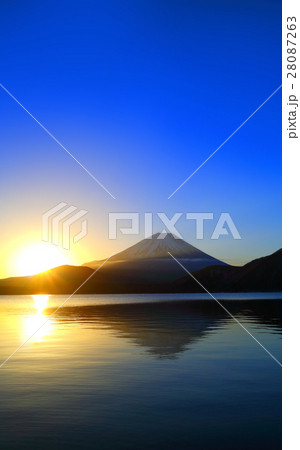 本栖湖からの日の出の太陽と青空富士山 本栖湖からの日の出の太陽と青空富士山 28087263