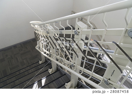 インフラ　設備　車いす　車イス　昇降機　階段　福祉　ユニバーサルデザイン 28087458