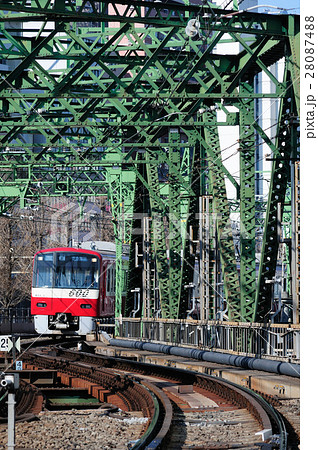八つ山鉄橋を渡る京急600形電車 28087488