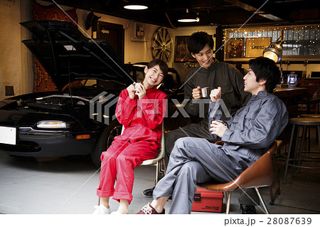 ガレージ　コーヒーブレイク　メカニック　整備士　男性　女性　メンテナンス　点検　車　自動車修理工場 28087639