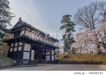春の弘前城の南内門の風景 春の弘前城の南内門の風景 28088391