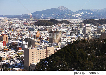 米子城跡から見た米子市街地の雪景色 28089253