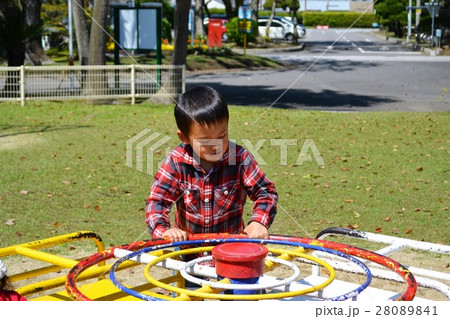 春の日の午後 公園で遊ぶ男の子 春の日の午後 公園で遊ぶ男の子 28089841