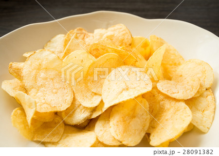 ポテトチップス　スナック　お菓子　ジャンクフード　塩味 28091382