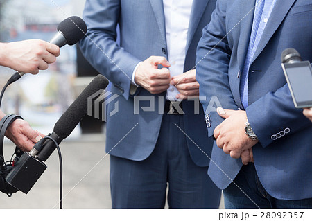 Journalists holding microphones 28092357