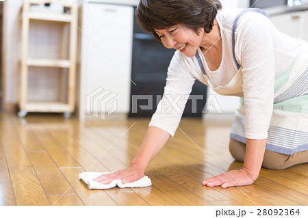 掃除する主婦 シニア 28092364