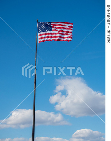 風に揺れるアメリカ国旗 フラッグ 晴れ の写真素材