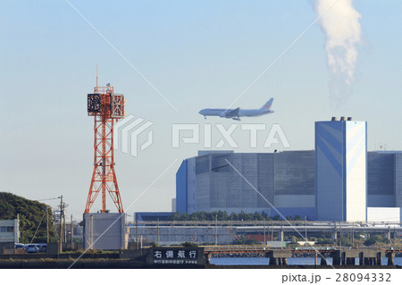 秋晴れの京浜運河 28094332