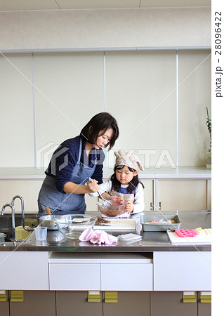 チョコレートづくりをする親子 28096422