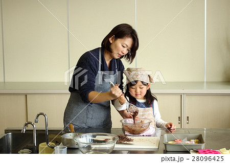 チョコレートの溶け具合を確認する親子 28096425