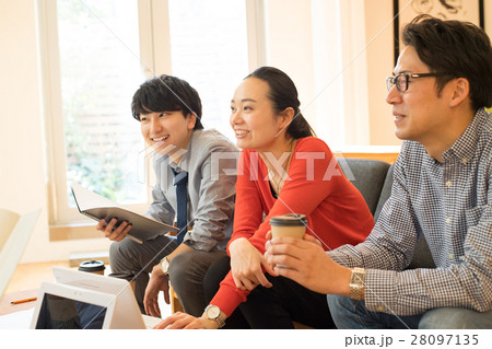 カジュアルビジネス ミーティング イメージ 28097135
