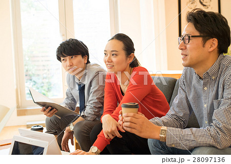 カジュアルビジネス ミーティング イメージ 28097136
