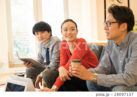 カジュアルビジネス ミーティング イメージ 28097137