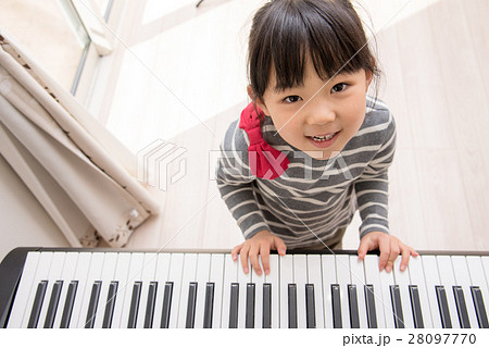 ピアノする女の子 28097770