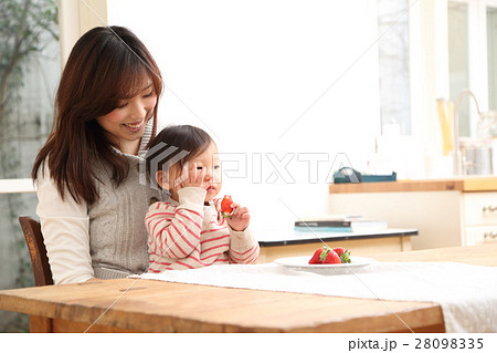 おやつを食べる親子 おやつを食べる親子 28098335
