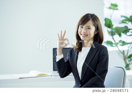 ビジネス　女性 28098571