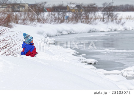 川を見る子ども 川を見る子ども 28102072