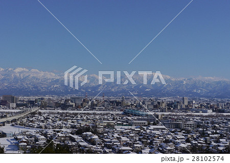 雪晴れの富山市街と立山連峰 28102574