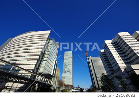 ビジネス街の高層ビルと赤十字病院　さいたま新都心 b 28103032