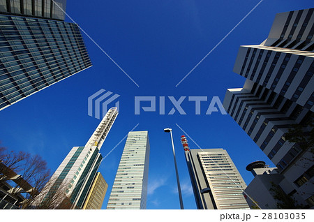 ビジネス街の高層ビルと赤十字病院　さいたま新都心 e 28103035