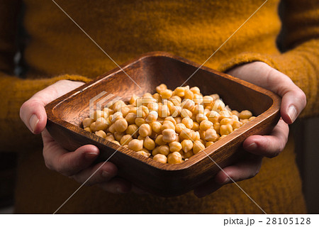 Woman holding a bowl of raw chickpeas 28105128