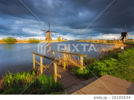Windmills at sunset in Kinderdijk, Netherlands 28105634