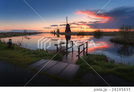 Silhouette of windmills at sunrise in Kinderdijk 28105635