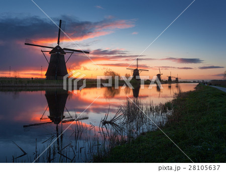 Silhouette of windmills at sunrise in Kinderdijk 28105637