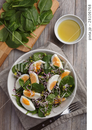 Spinach and eggs salad 28106768