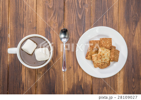 homemade hot chocolate and marshmallow 28109027