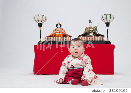 お雛さまと子ども 28109162
