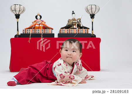 お雛さまと子ども 28109163