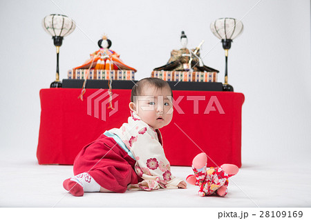 お雛さまと子ども お雛さまと子ども 28109169