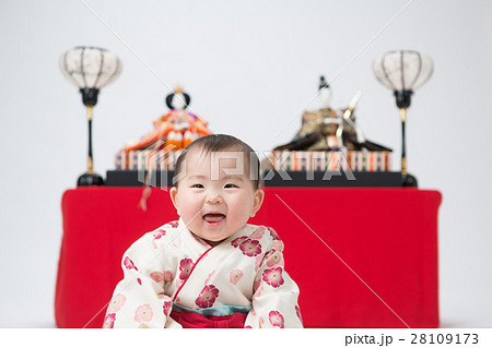 お雛さまと子ども お雛さまと子ども 28109173