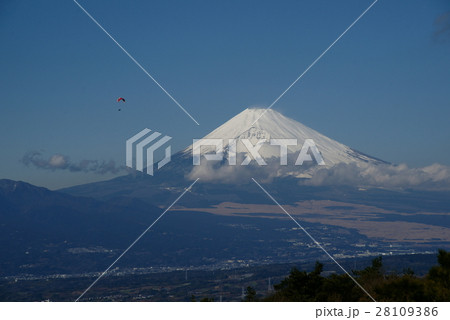 玄岳の富士山にパラグライダー 28109386