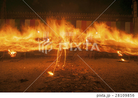 奈良 新薬師寺 修二会 おたいまつ 奈良 新薬師寺 修二会 おたいまつ 28109856