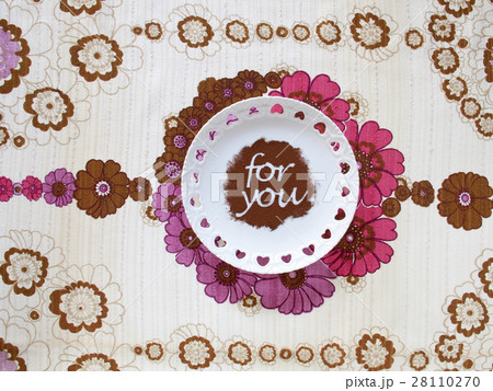 ハートの皿に描いたココアパウダーのforyou ハートの皿に描いたココアパウダーのforyou 28110270