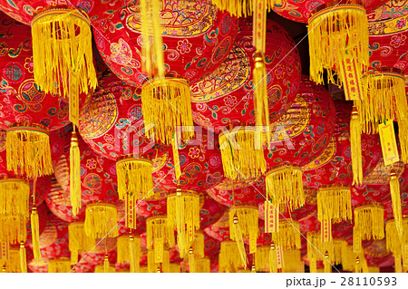 Traditional chinese red lanterns background 28110593