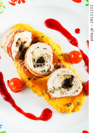 chicken rolls with carrot puree 28111152
