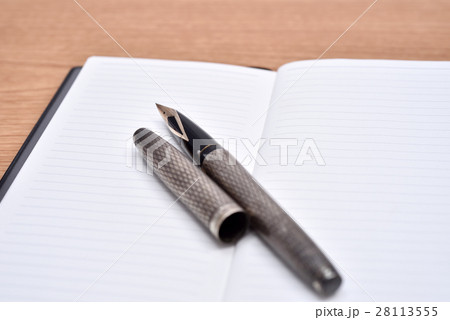 万年筆と手帳 28113555
