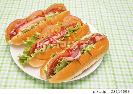 皿の上の3本のホットドッグとパストラミサンド 皿の上の3本のホットドッグとパストラミサンド 28114698