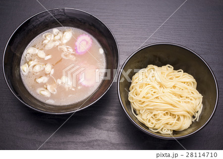 黒いどんぶりのつけ麺 28114710