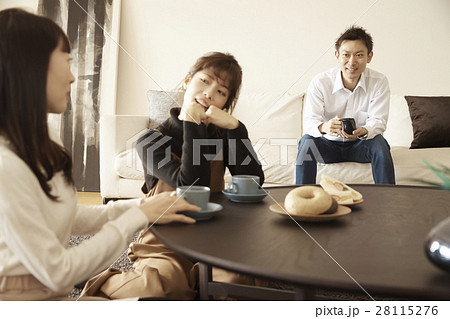 タワーマンション お茶とおしゃべりを楽しむ男女 タワーマンション お茶とおしゃべりを楽しむ男女 28115276