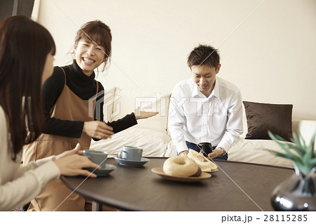 タワーマンション お茶とおしゃべりを楽しむ男女 タワーマンション お茶とおしゃべりを楽しむ男女 28115285