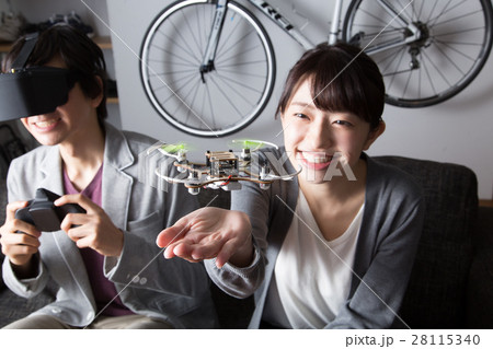 ドローンと男女カップル ドローンと男女カップル 28115340